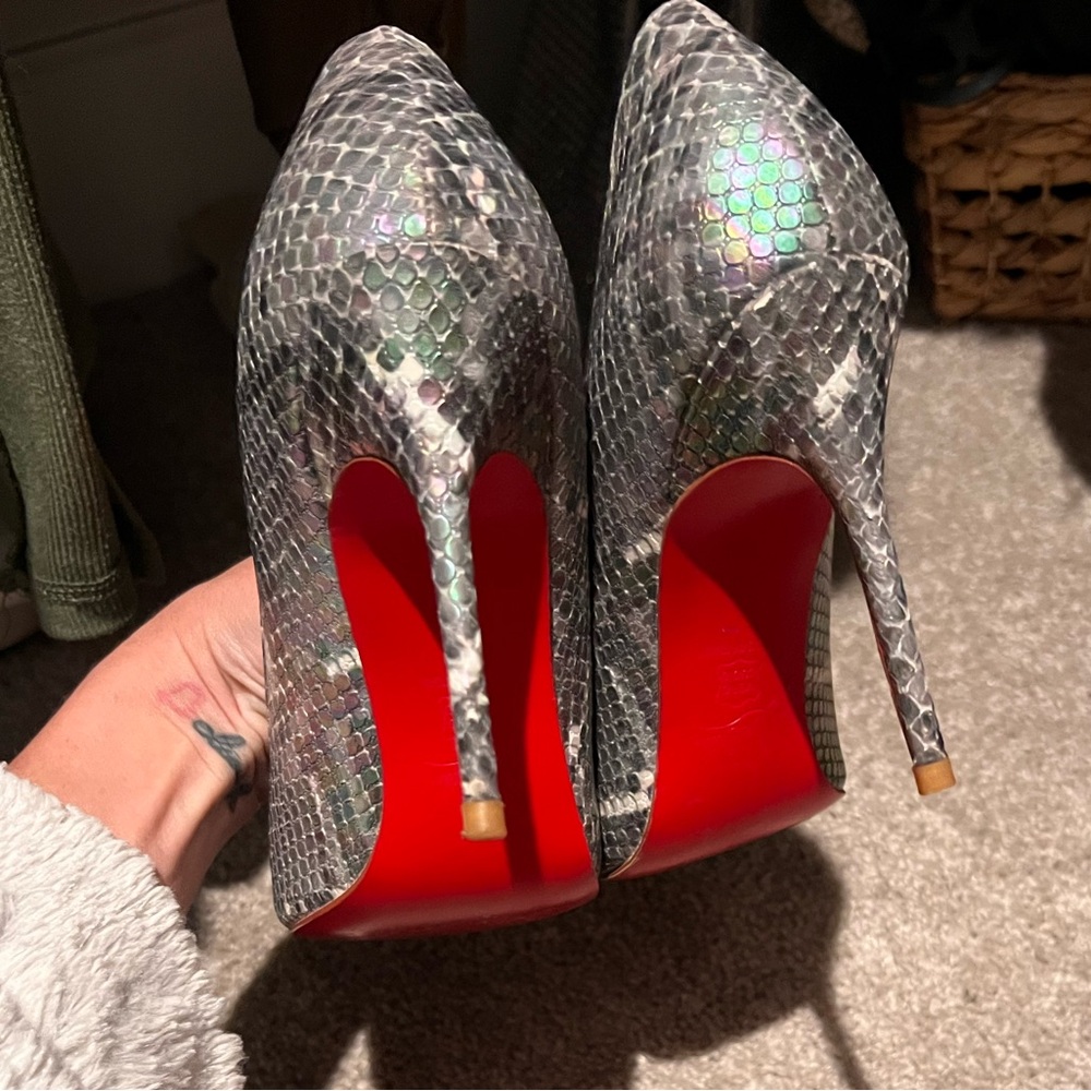 Christian Louboutin
Kate Silver Croco Red Sole Classic Pumps